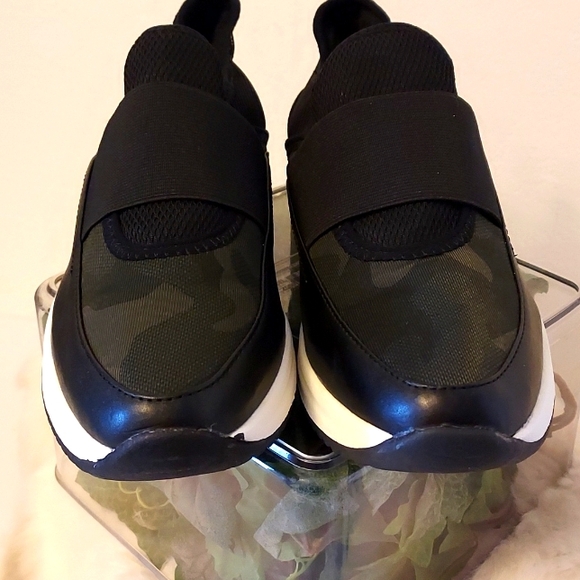 Womens Anne Klein Backdoor Camouflage Low-Top Mesh Sneaker - Picture 3 of 11